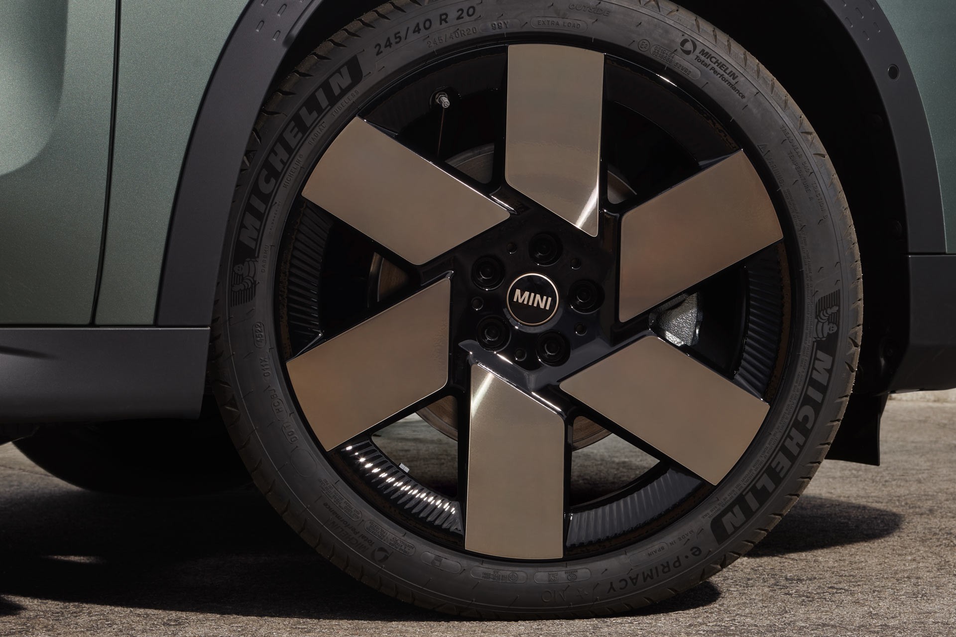 All-electric MINI Countryman - sustainability - aluminium recyclé